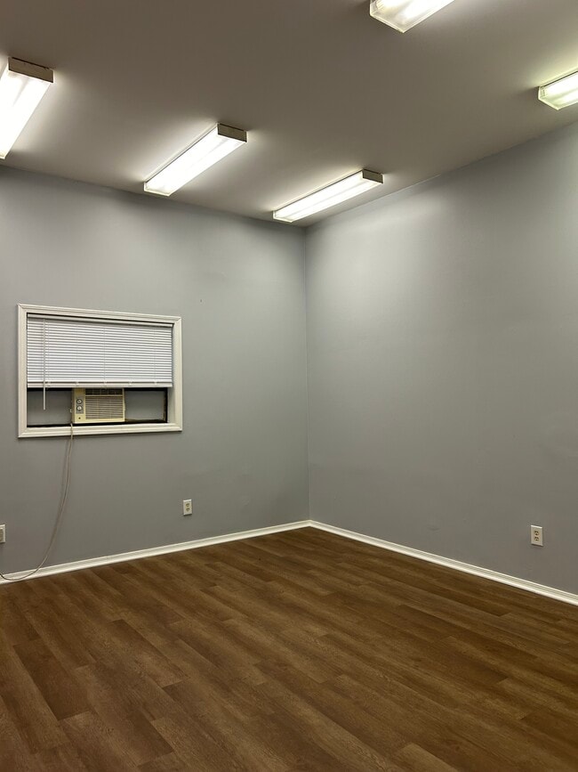 Building Photo - Studio