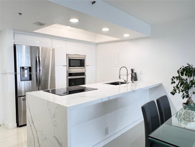 Building Photo - 7601 E Treasure Dr