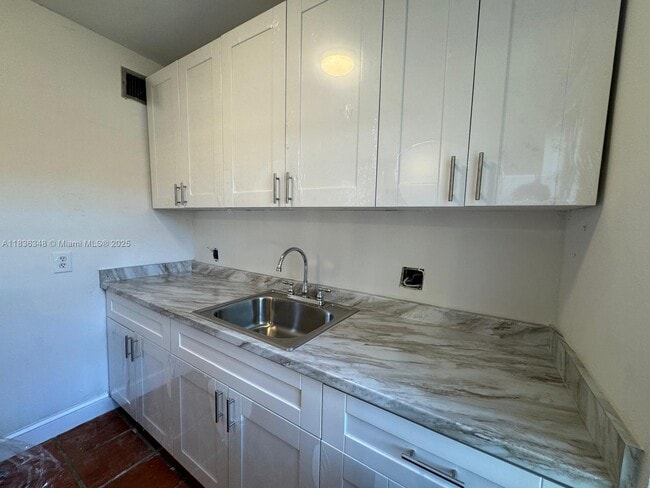 Building Photo - 1421 SW 37th Ave