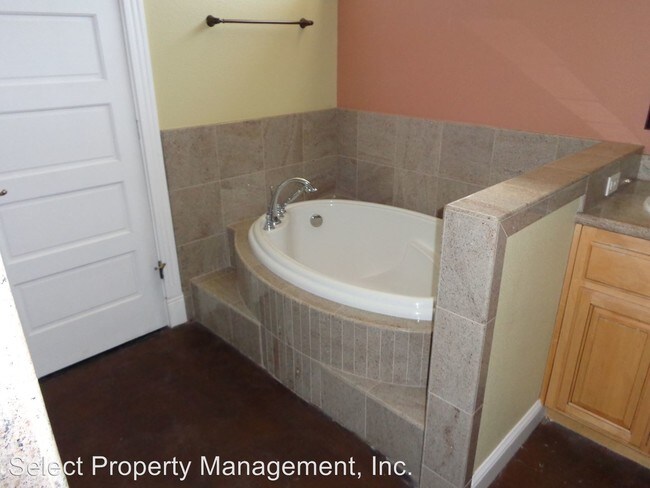 Building Photo - 213 1/2 3rd St