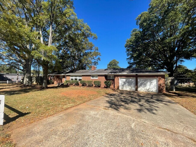 Foto del edificio - Ranch Style 3 Bedroom 2 Bath and 2 car gar...