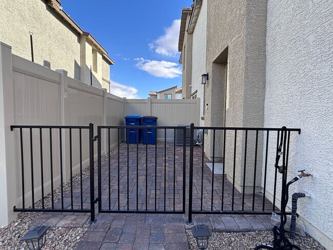Building Photo - Modern 2024 Townhome in Gated Community with Resort-Style Amenities