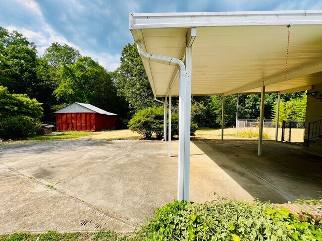 Building Photo - Exclusively Offered by Muse Realty Rentals...