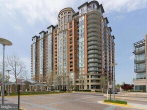 Building Photo - 8220 Crestwood Heights Dr
