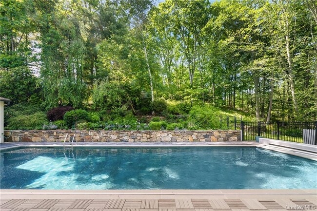 Building Photo - 17 Fox Run Rd