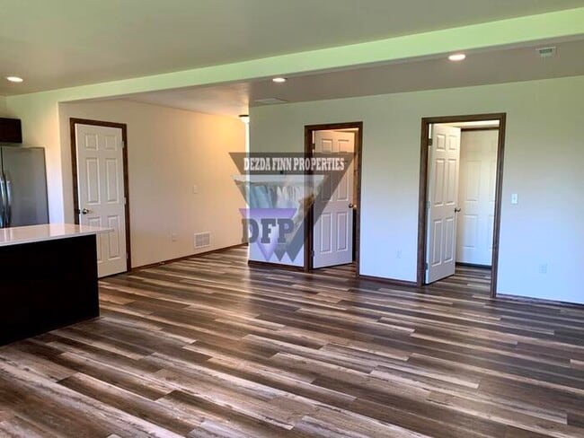 Building Photo - Newer construction in private culdesac on ...