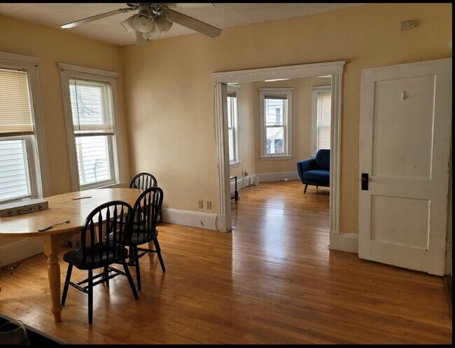 Foto del edificio - 127 Hillsdale Rd