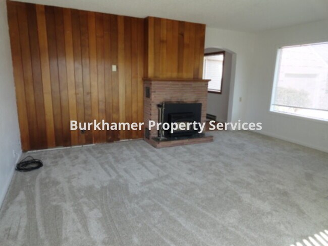 Building Photo - 108 E King St
