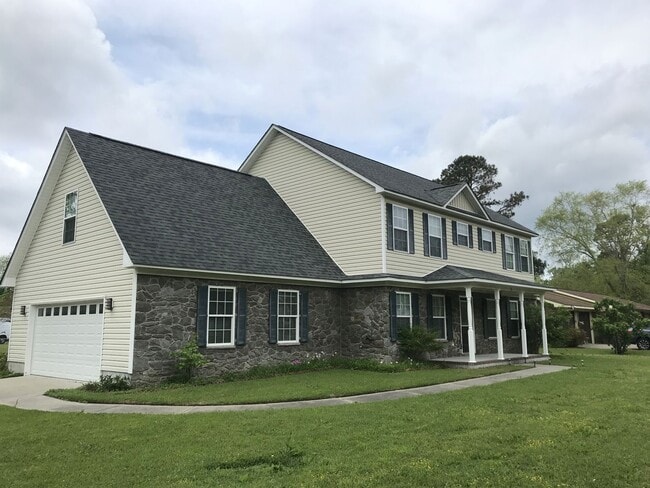 Building Photo - Beautiful Home in Indian Hills