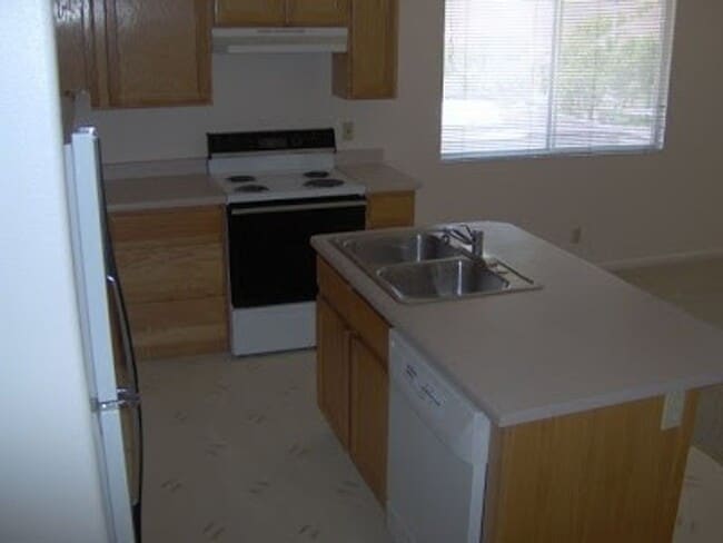 Building Photo - 3 Bedroom, 2 Bathroom Home on Truman Drive