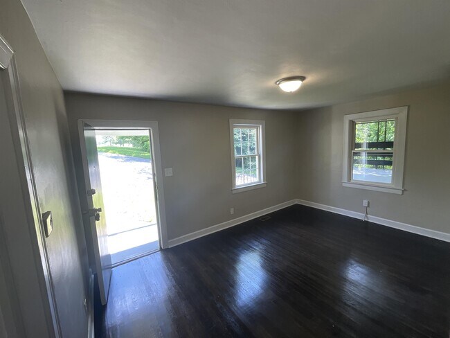Foto del edificio - 302 Hanover Ave NW