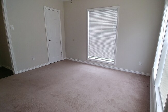 Building Photo - 317 Briarwood Dr