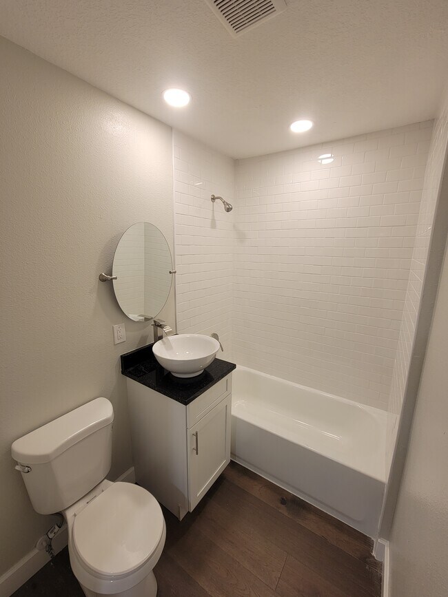 Foto del edificio - 611 Tanglewood St