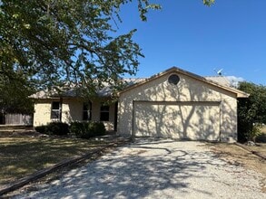 Building Photo - 1115 Oakridge Dr