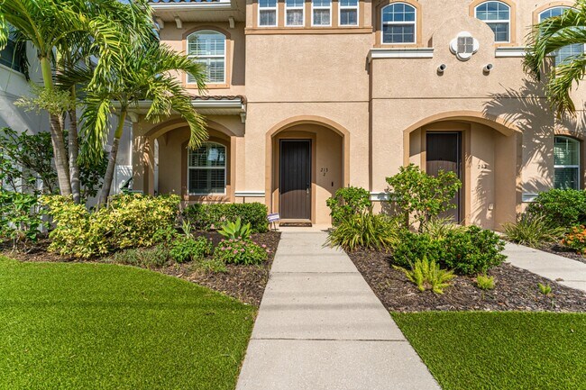 Building Photo - Stunning David weekly designed 3 BR+ OFFICE/ 2.5 BA / 2 Car executive townhouse in Hyde Park / So...
