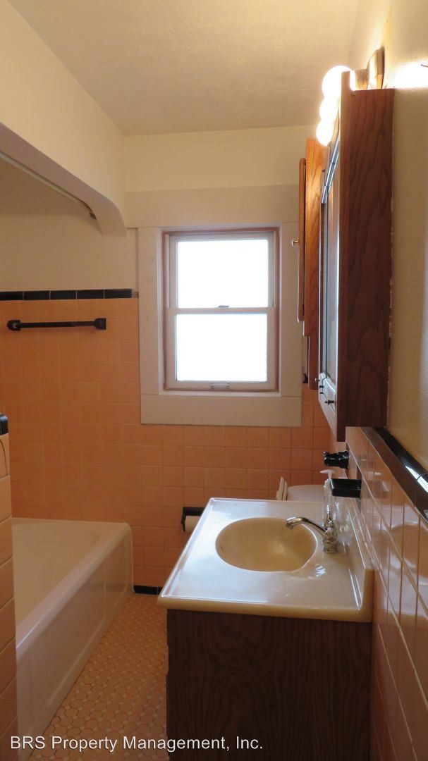 Building Photo - 3 br, 1 bath House - 22910 Oakwood Ave.