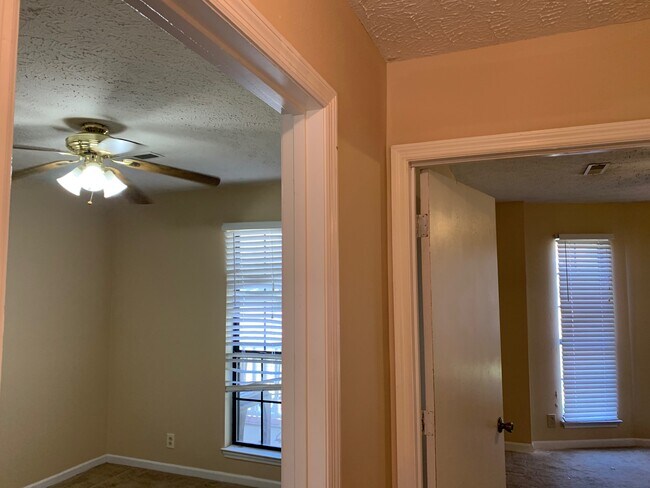 Foto del edificio - 406 Oakhaven Dr