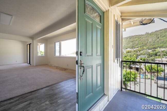 Foto del edificio - $3900 / 4 Bed / 2 Bath / 2 Parking IN KALIHI