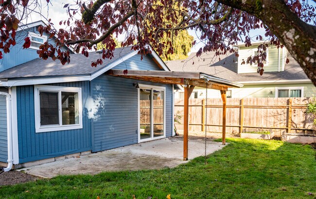 Building Photo - 1580 Linda Ave