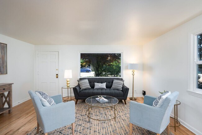 Building Photo - Bright, Cozy 2 Bedroom Rambler in Greenwood!