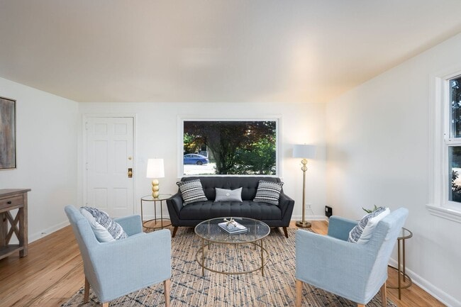 Foto del edificio - Bright, Cozy 2 Bedroom Rambler in Greenwood!