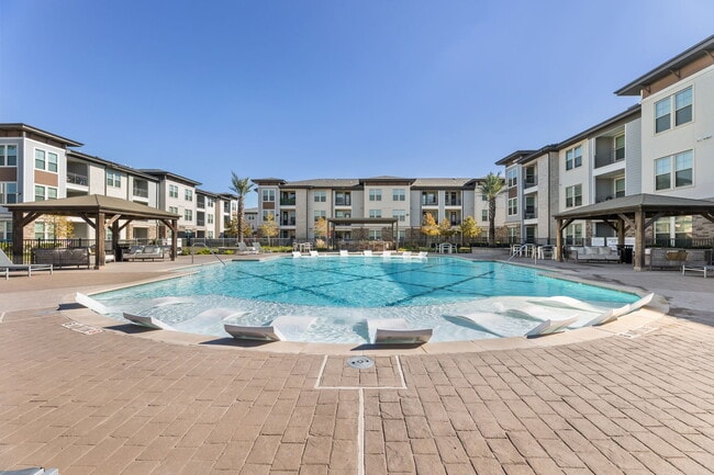 Piscina estilo resort - Lakecrest Apartments
