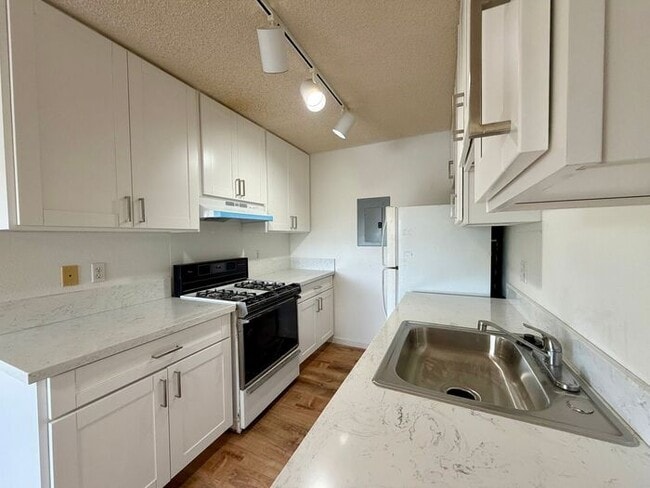 Building Photo - Ewa Beach - Palm Villas II: 2 Bed 1-1/2 Bath Townhouse w/ 2 Parking