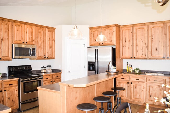 Building Photo - Idyllic Provo home w LOTS of garage space!