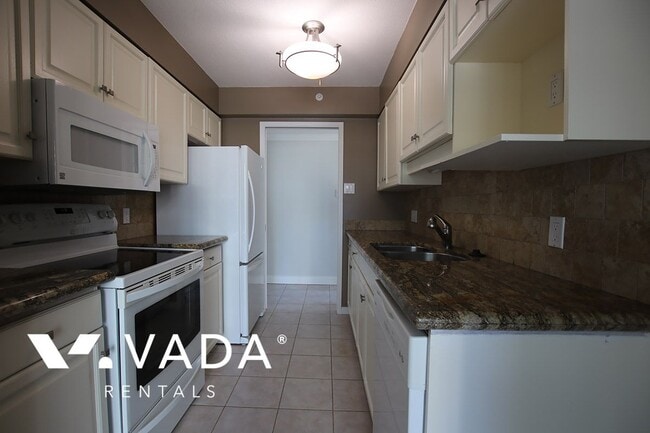 Building Photo - Eleven Eleven Haro 2 Bedroom Apartment For...