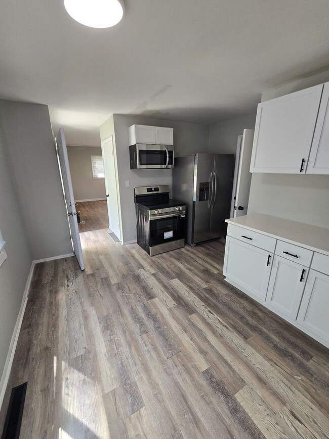 Building Photo - 3 BEDROOM SINGLE FAMILY
