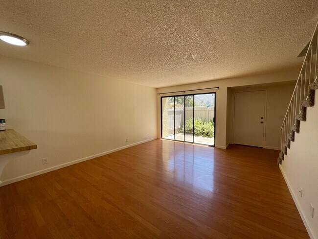 Building Photo - Southside Renovated 2 Bdrm Condo