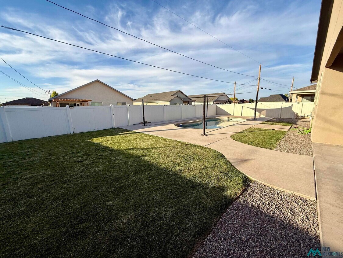 Building Photo - 2412 W Briscoe Ave