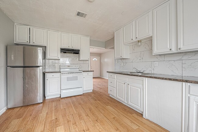 Building Photo - Very affordable spacious 4bed/2bath single-family house!