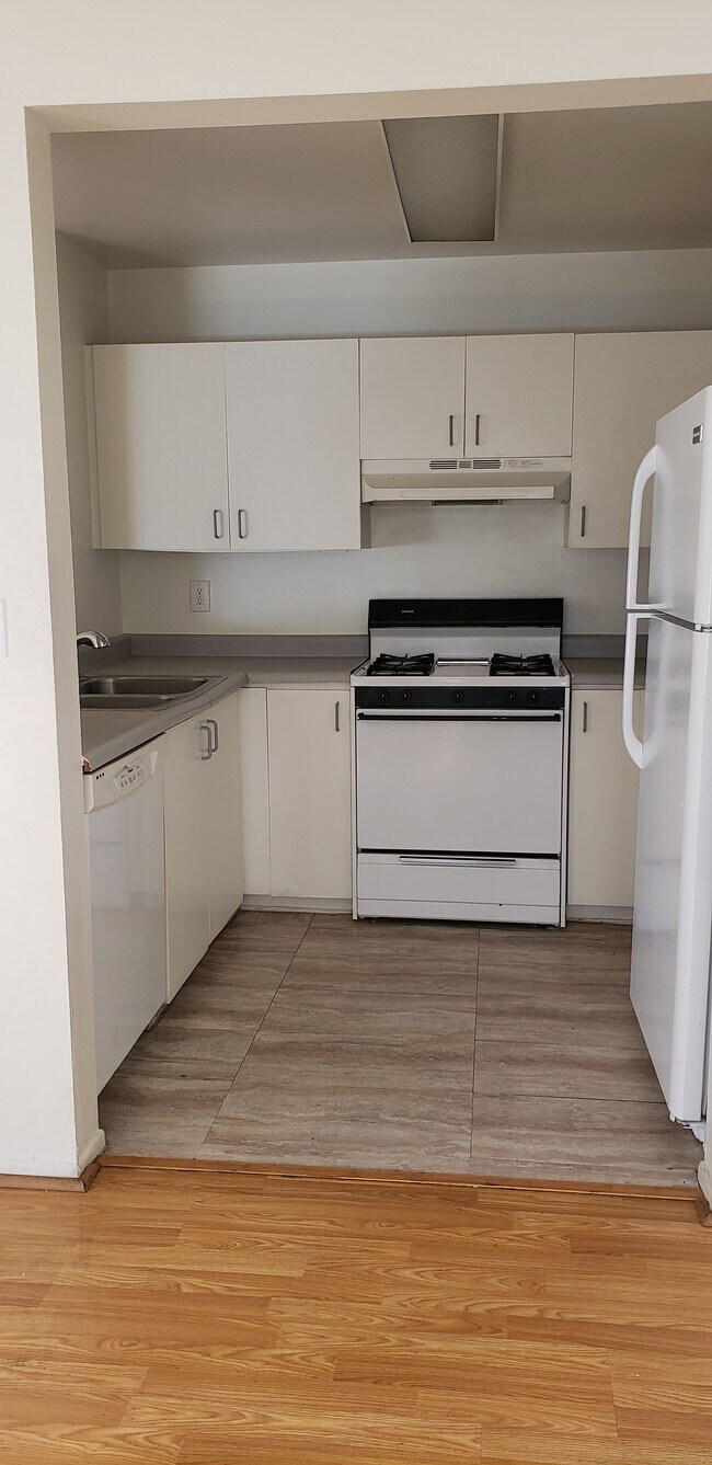Building Photo - 326 S Manhattan Plz