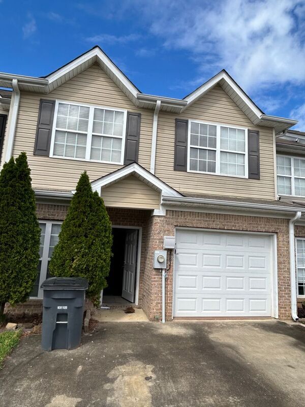 Primary Photo - 2028 Queens Ct