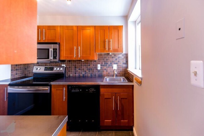 Foto del edificio - Lofted Living in McLean Gardens!