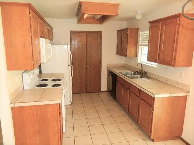 Foto del edificio - 822-824 N. Daisy Ln