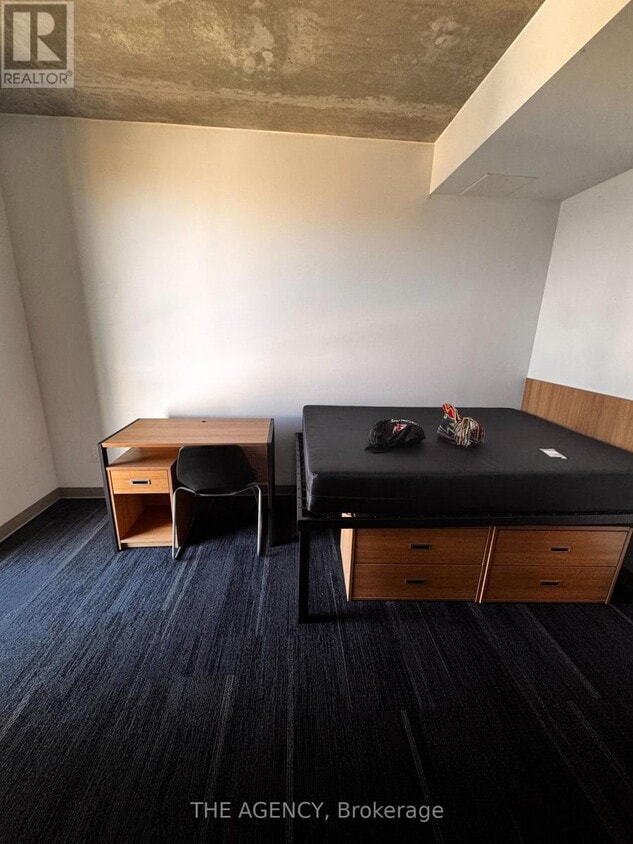 Building Photo - 253 College St