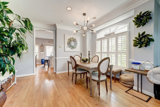 Comedor grande con ventana mirador. - 502 Fallsgrove Dr