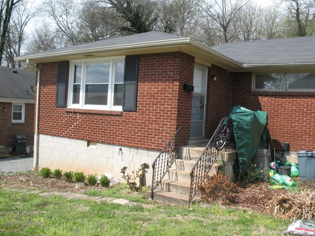 Building Photo - 3003 Oakland Ave