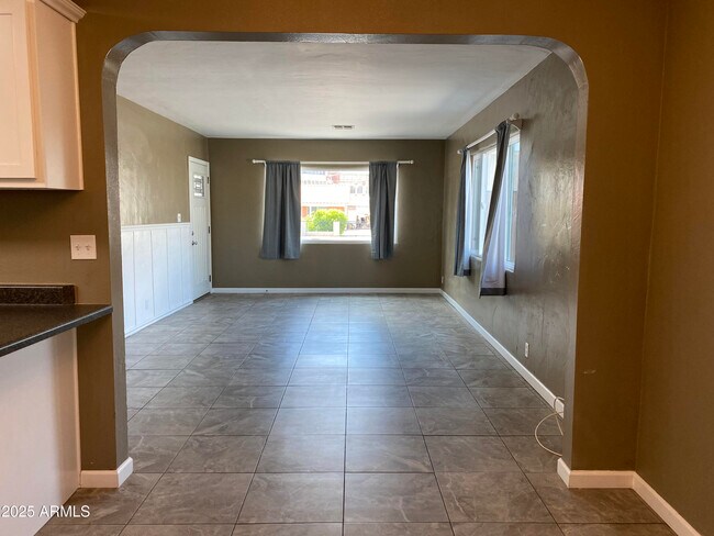 Foto del edificio - 2837 N 24th Pl