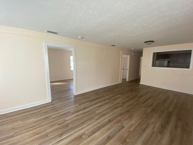 Building Photo - Charming 3Bed/2Ba Duplex Unit Conveniently...