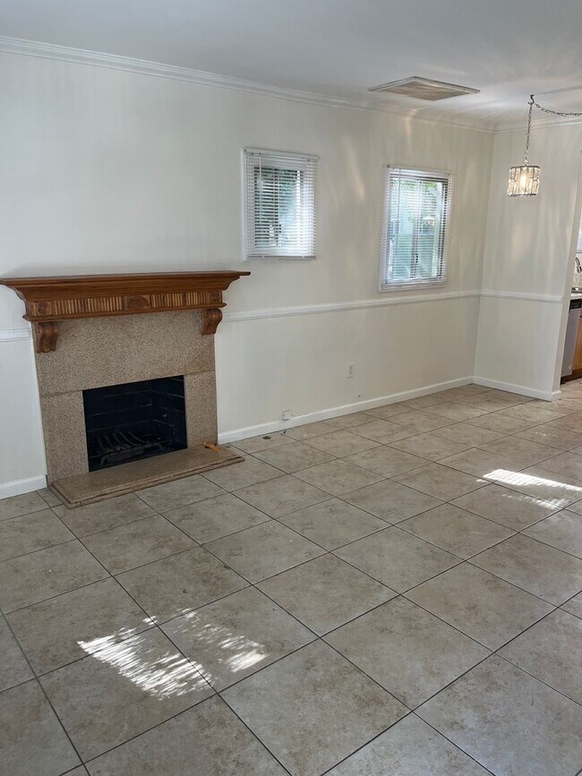 Building Photo - 619 E Ladera St