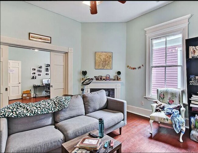 Front room with pocket doors - 1724 Barnard St