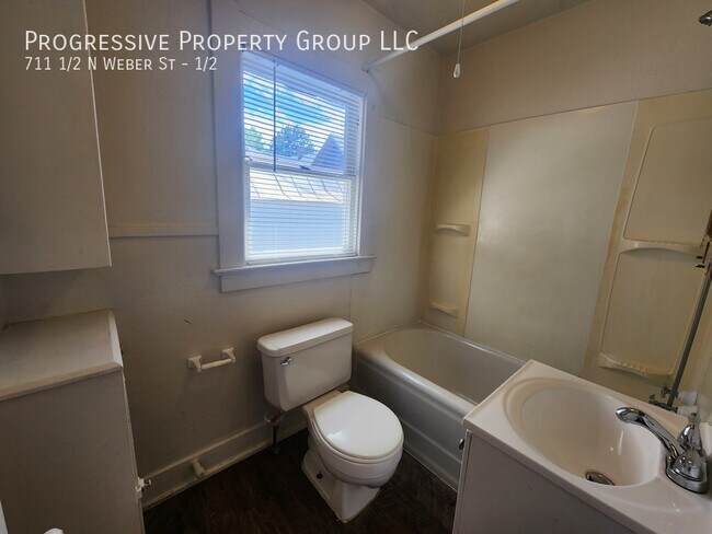 Building Photo - Cozy Studio for Just $925/Month!