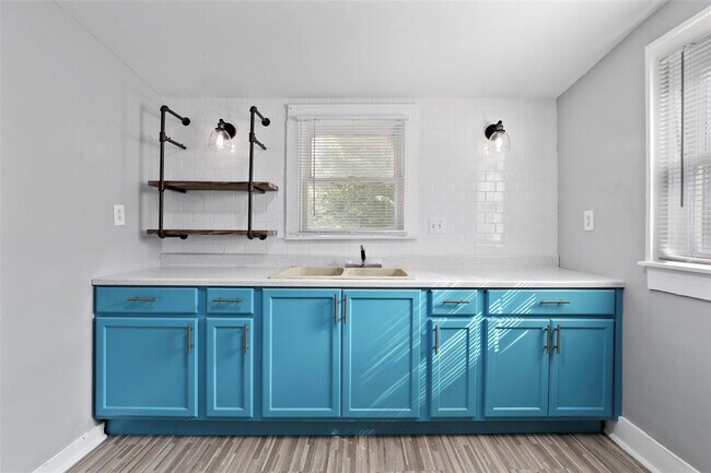 Foto del edificio - 2821 Gladstone Dr