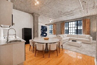 Building Photo - 454 Rue De la Gauchetière O