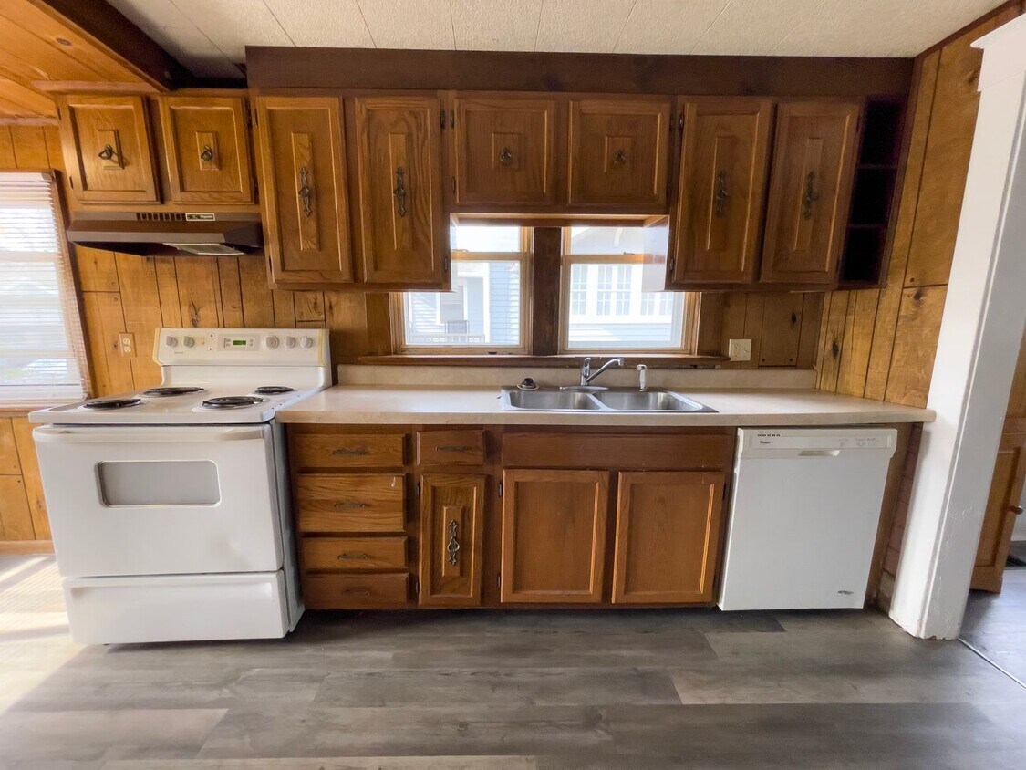 Primary Photo - Cozy Home