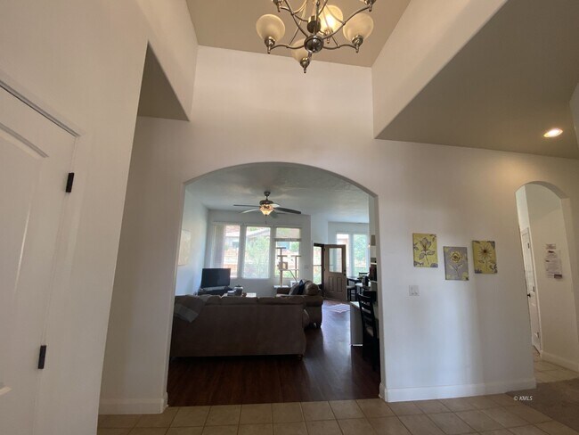 Foto del edificio - 463 Deadwood Dr