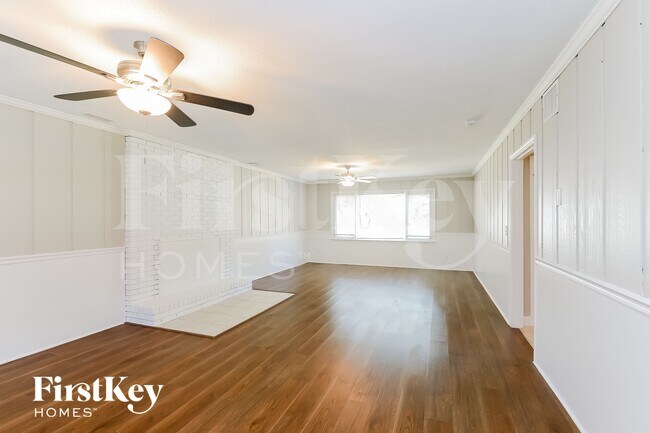 Foto del edificio - 1045 High Ridge Rd